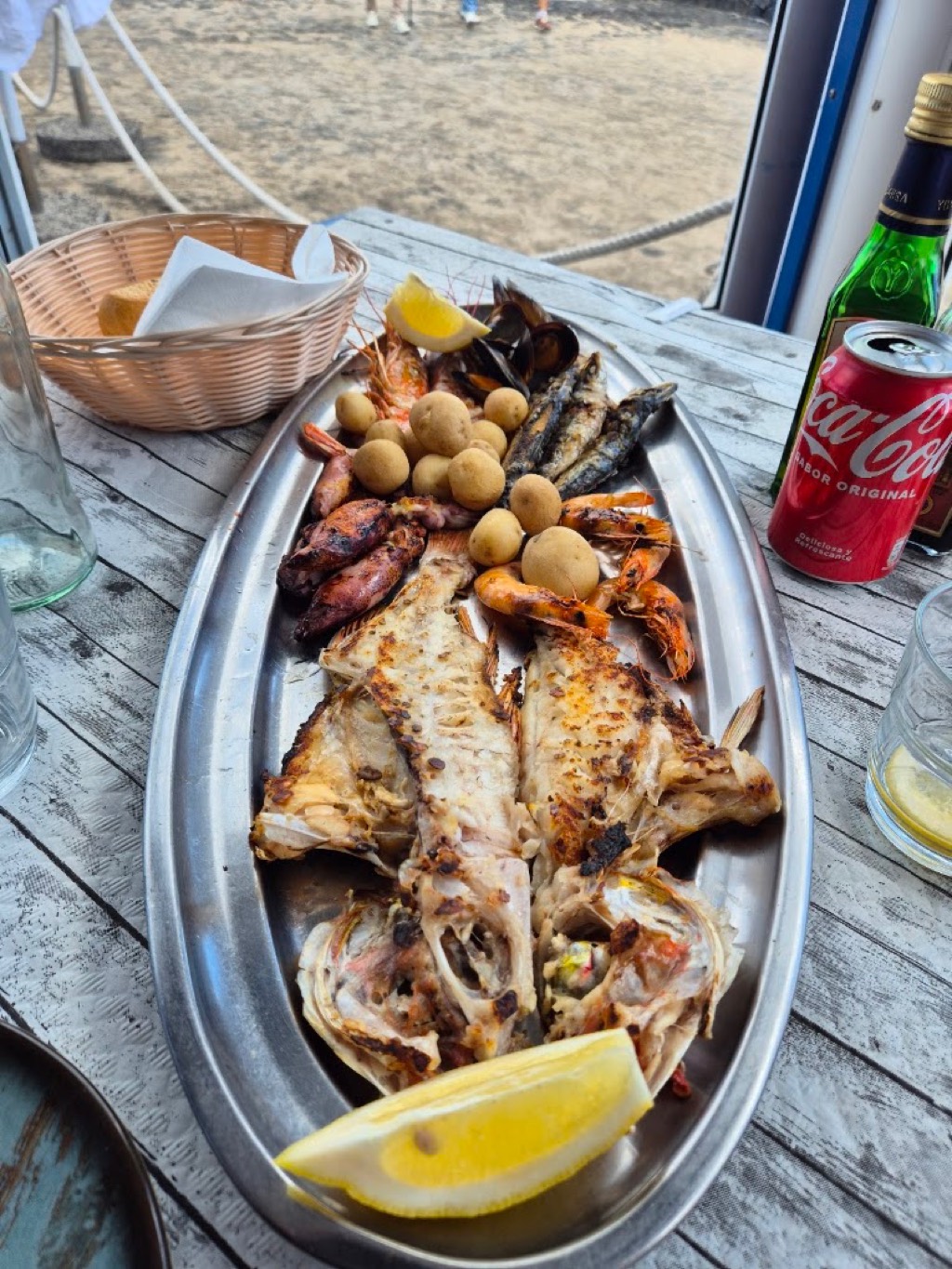 Parrillada de pescado y marisco con papas arrugadas en El Charcón, Arrieta