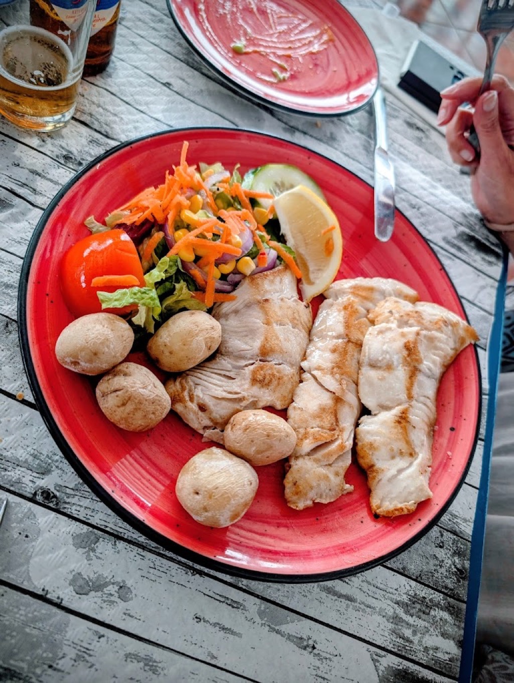 Pescado fresco a la plancha con papas arrugadas y ensalada en El Charcón, Lanzarote