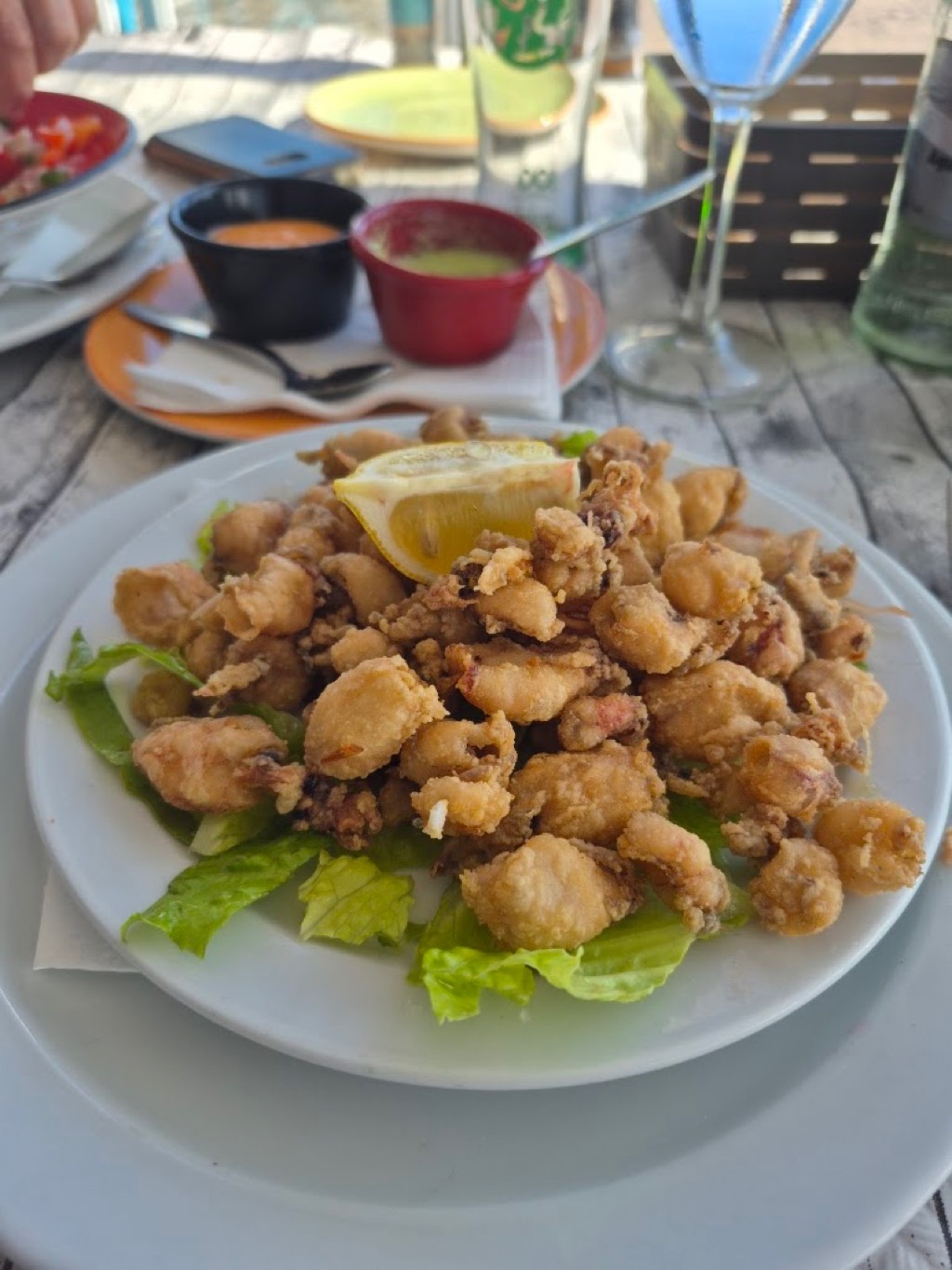 Puntillas de calamar fritas con limón y mojos en El Charcón, Arrieta