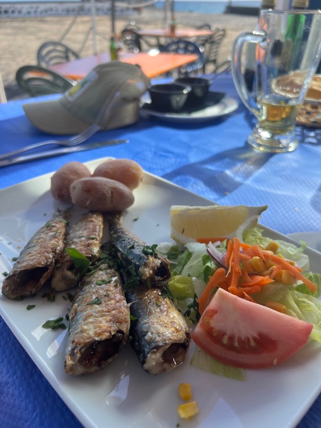 Sardinas a la plancha con papas y ensalada en la terraza de El Charcón, Arrieta