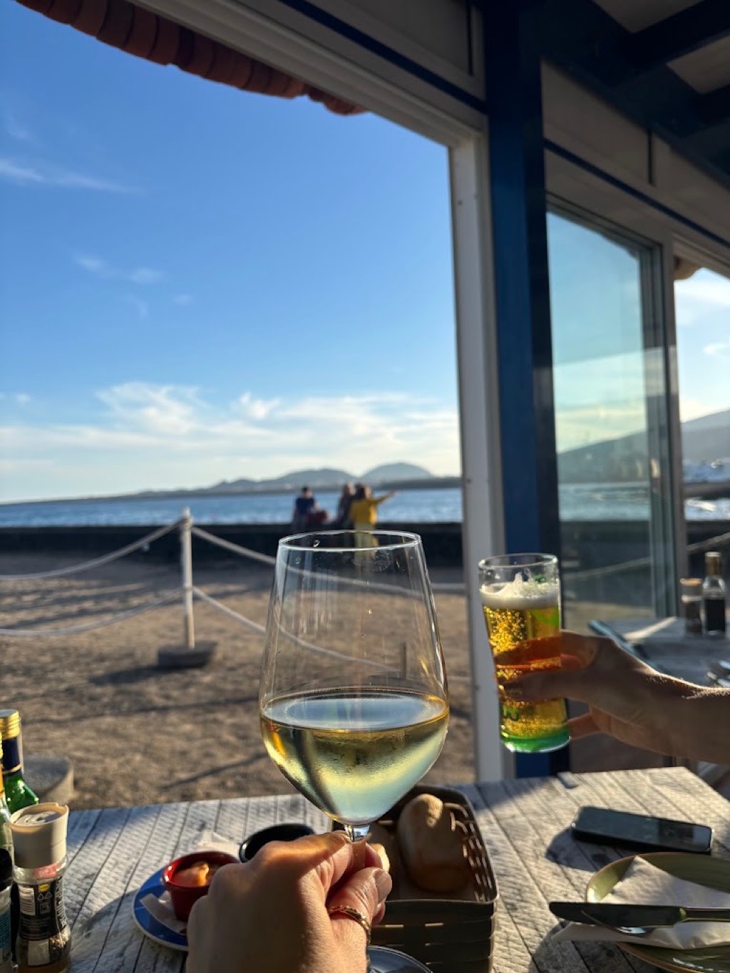 El Charcón, frente al mar en el muelle de Arrieta (Lanzarote)